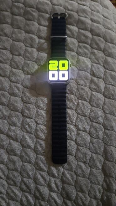 Ağıllı saat – kvadrat ekranlı, yan tərəfdə tac düyməsi və sensor arxa