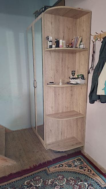 Güzgülü paltar şkafı – künc rəfli model Masazırda yerləşir, heç bir