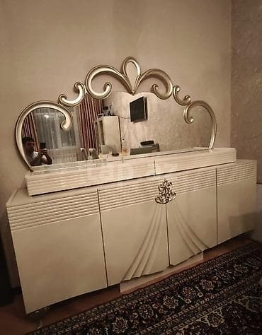 Klassik üslubda qonaq otağı üçün mebel dəsti. Tərkibi: - Güzgülü