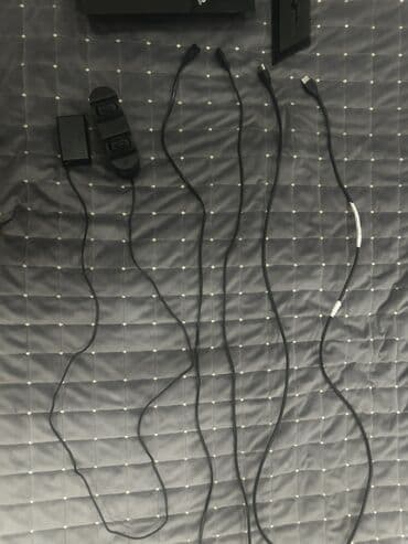 işlənmiş playstation: Qara rəngli PlayStation 4 oyun konsolu iki ədəd ağ Dualshock 4 oyun — 1
