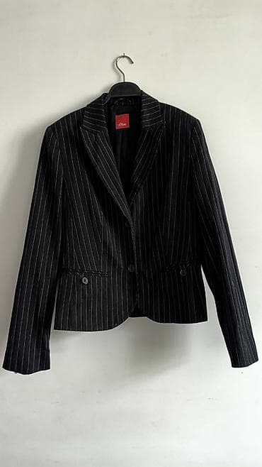Qadınlar üçün qara rəngli, nazik ağ zolaqlı klassik blazer. İki