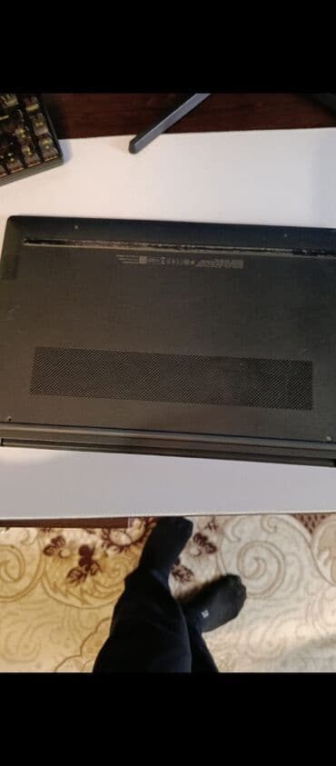 Masaüstü kompüterlər və iş stansiyaları: HP noutbuk alt tarafında küçük bir çatlak vardır ama hiç bir — 16