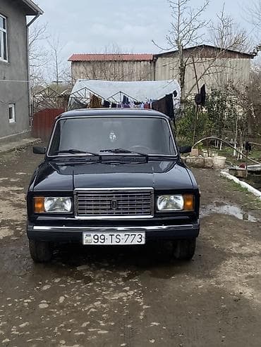 LADA 2107 sedan – klassik dizaynlı, qara rəngdə. Xüsusiyyətlər: -