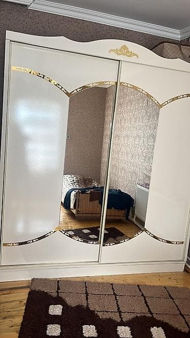 qapil: Mebel dəsti – qonaq otağı və yataq otağı üçün Tərkibi: - Vitrin şkaf — 3