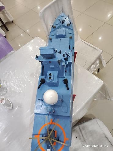 saat audemars piguet: Mavi rəngdə, taxtadan hazırlanmış gəmi modeli. Modelin üzərində — 2