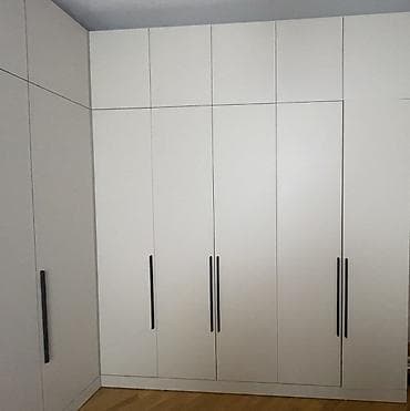 tavan dizaynlari: Minimalist dizayna sahib divara quraşdırılan böyük qarderob sistemi — 2