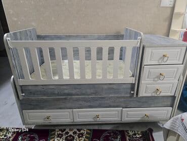 детские кроватки с рабочей зоной: Для девочки и мальчика, Б/у, Четырехугольная, Колыбель, Без бортиков, С матрасом, Без механизма качания — 2