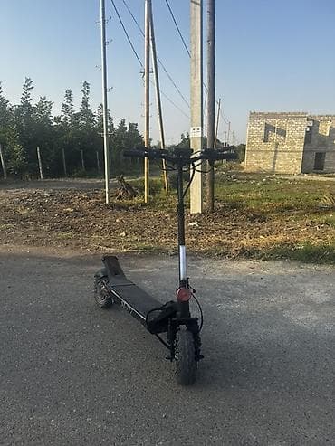 Güclü elektrik skuteri – off-road təkərlər və geniş ayaq platforması — 1