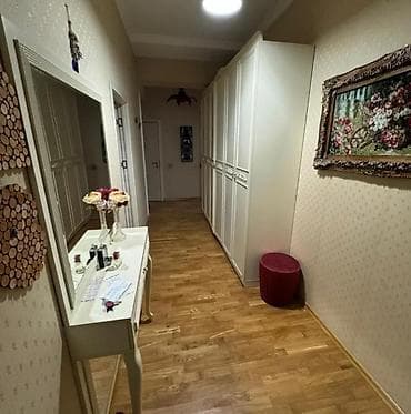 Daşınmaz əmlak: Tam mebellı, geniş və işıqlı mənzil. Planlaşdırma: - 3 ayrı yataq — 9