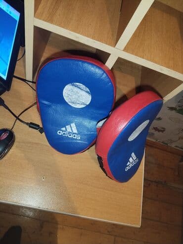 kişi üçün idman əlcəkləri: Adidas fokus yastıqları (mitts) – 1 cüt - Rəng: mavi-qırmızı, ön — 3