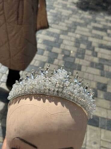 yuxuda sac rezini gormək: Kristal daşlarla işlənmiş taç/diadem - Rəng: Gümüşü baza, şəffaf — 2