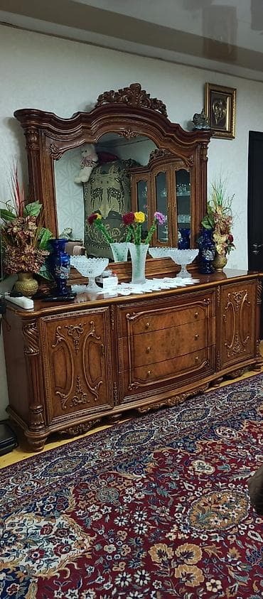 mebel vitrin: Klassik üslubda qonaq otağı üçün dəst: vitrin şkaf və konsol-güzgü - — 2