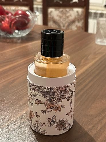 Kosmetika: Zərif və qadınsayağı çiçək ətiridir. Bu ətirin əsas notu yasəməndir — 7