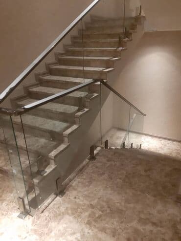 перила: Şüşə məhəccərli mərmər pilləkən - Material: pilləkən və meydança — 1