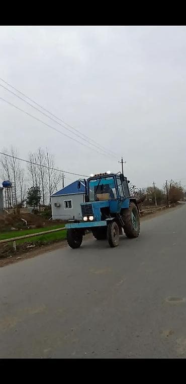 hava ceken: Mavi rəngli təkərli kənd təsərrüfatı traktoru - Kabinli, panoram — 7