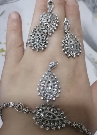 1 qram gümüşün qiyməti 2021: Dəstə daxildir: Üzük, Sırğa, Bilərzik, Gümüş, 925 Əyar — 1