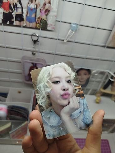 mini top: Rosie K-pop fotokart (2 ədəd) Təsvir: - Kolleksiya üçün hazırlanmış — 2