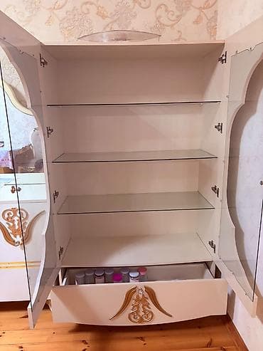 Qonaq otağı üçün vitrin və TV stendi dəsti - Rəng: krem/bej, qızılı — 1
