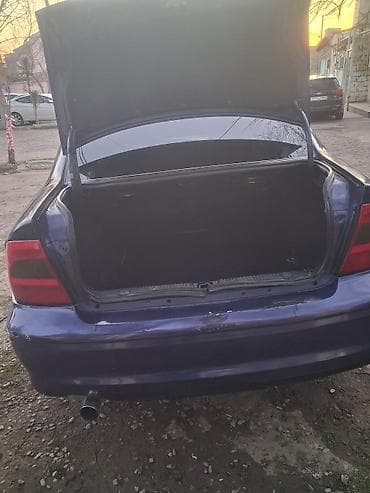 opelər: Opel sedan, 5 oturacaqlı salon. Mexaniki sürət qutusu (5 pillə). Qarşı — 5