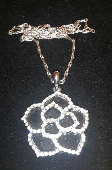 yuxuda yaxa sancağı görmək: Zərif çiçək formasında asması olan gümüşü rəngli boyunbağı. Asma — 1