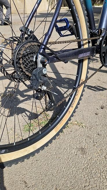 29 velosiped: Dağ/şosse hibrid velosipedi - Alüminium gövdə, aerodinamik dizayn; — 7