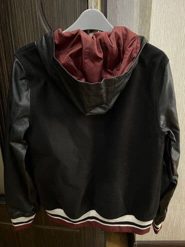 Donlar: Benetton tam yeni oğlan uşağı üçün payız-yaz dəri kurtka. İtaliya — 2