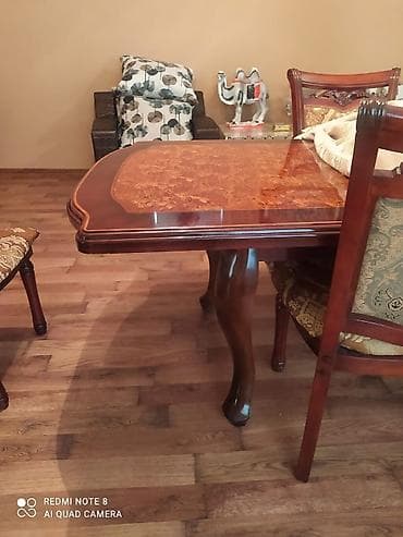 tumbuckalar: Klassik üslubda massiv ağacdan hazırlanmış mebel dəsti. Tərkibi: - — 3