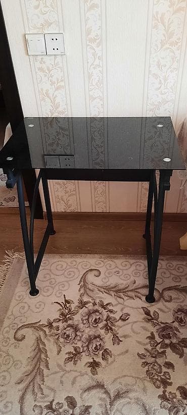 Kompüter masası, İşlənmiş, Açılmayan, Şüşə, Dördbucaq masa