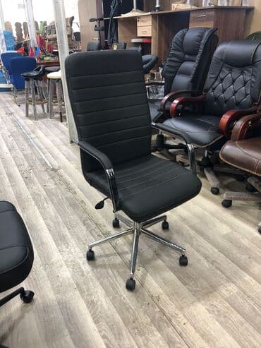 офисные кресла: Новый, С колесиками, Рукояти не регулируются, Кожа — 1