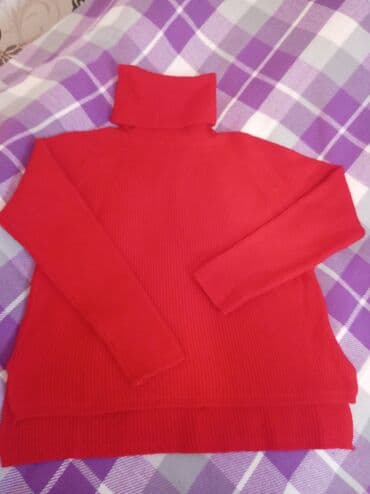 qadın geymleri: Qırmızı boğazlı sviter. İşıqdan ötrü rəngi solğun görünür, realdaşux — 1