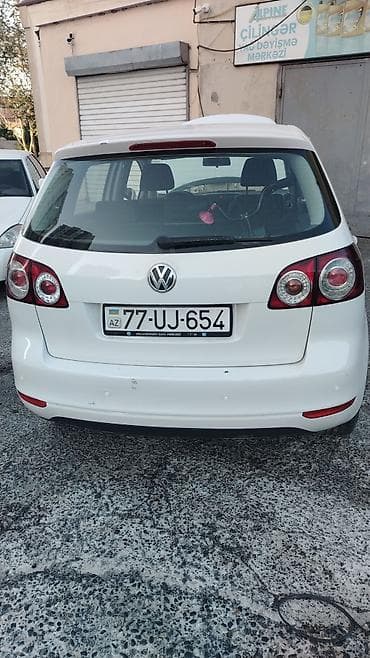 Volkswagen Golf Plus, ağ rəng, 5 qapılı hatchback/minivan tərzi kuzov