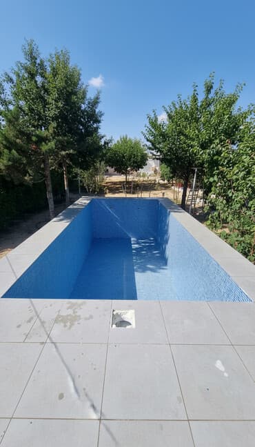 Xüsusi hovuz üçün mozaika üzləmə və bitirmə xidməti Təsvir: - Beton