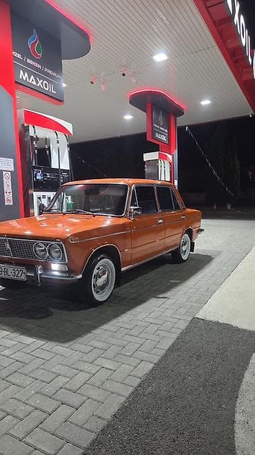 w210 oturacaqlar: Model: VAZ 2103 (klassik “Jiquli” sedan) Kuzov: 4 qapılı, narıncı rəng — 4