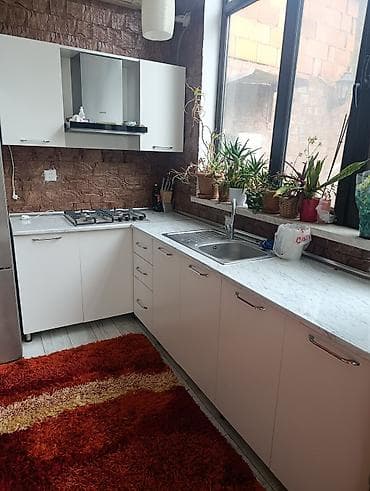 Açıq rəngli L formalı mətbəx mebeli və quraşdırılmış avadanlıq - Ağ