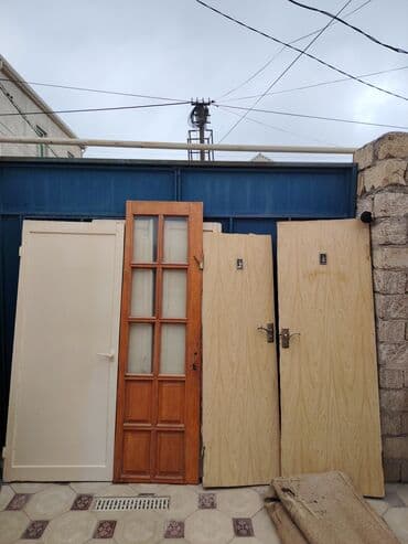 jaluz qapilar islenmis: Müxtəlif növ taxta qapılar təklif olunur. Bir ədəd şüşəli, dörd ədəd — 3