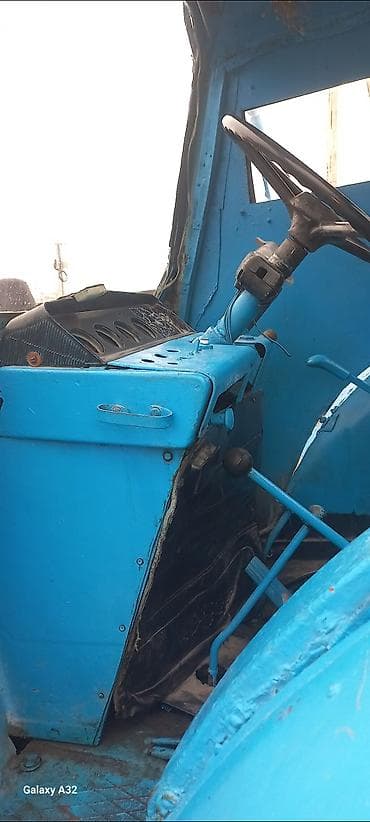opel astra 1995: Mavi rəngli təkərli kənd təsərrüfatı traktoru. - Kabinli, ön və arxa — 6