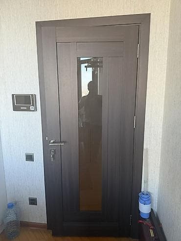 darvaza qapl: Daxili otaq qapısı – tünd qəhvəyi rəng, şüşəli model - Material: ağac — 2