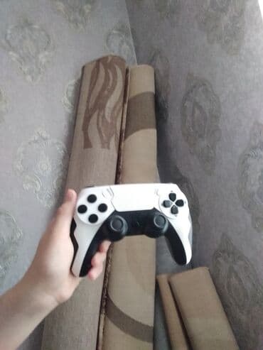 Xbox Series X: Məhsul: Oyun kontrolleri (ağ-qara) Təsvir: - İki analoq çubuq, D-pad — 4