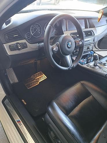 diffuser satisi: BMW 5 Series (F10) sedan – ağ rəng, agresiv M-stil eksteryer paketi — 10