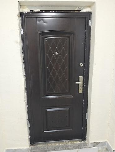 Tünd qəhvəyi rəngdə metal giriş qapısı. Qapı möhkəm konstruksiyaya və — 5