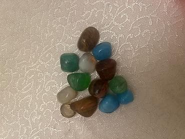 kafeli: Şəkildə müxtəlif rəng və teksturalarda cilalanmış dekorativ daşlar — 1