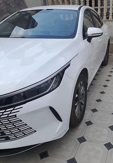 ups satisi: BYD sedan – ağ rəng, müasir dizaynlı ön barmaqlıq və tam LED işıqlar — 6