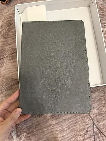 Planşet boz rəngli qabığı ilə təqdim olunur, bu da ona zərif görünüş