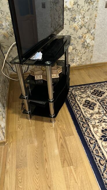 Ev üçün mebel: Düz TV altlığı, Polkalı, Şüşəli — 2