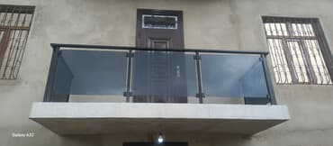 Şüşə və metal elementlərdən ibarət müasir üslubda hazırlanmış pilləkən