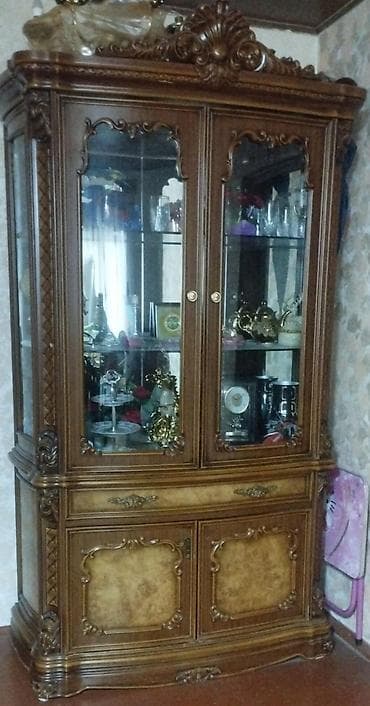 Klassik üslubda vitrinalı bufet - Material: təbii ağac əsaslı karkas