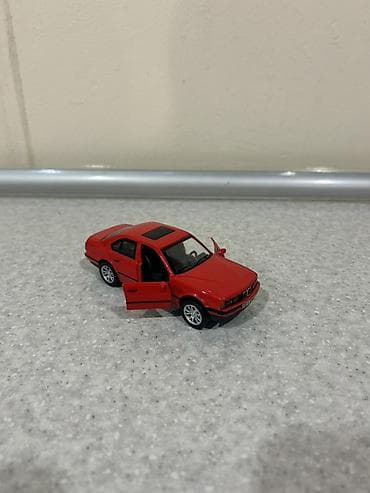 panda şou: Qırmızı rəngli miniatür sedan model avtomobil - Miqyas: təxmini — 4