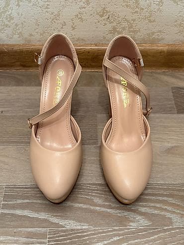 - Model: platformalı hündürdaban nasos (pump) - Rəng: açıq bej/nude -