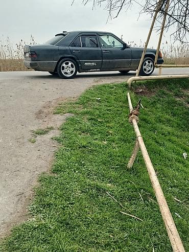 byd satış: Mercedes-Benz sedan - Kuzov: 4 qapılı sedan, qara rəng - Təkərlər — 1