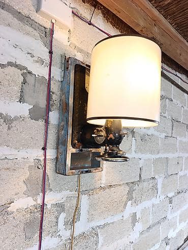 Unikal divar lampası – köhnə tikiş maşını korpusu və vintaj taxta baza